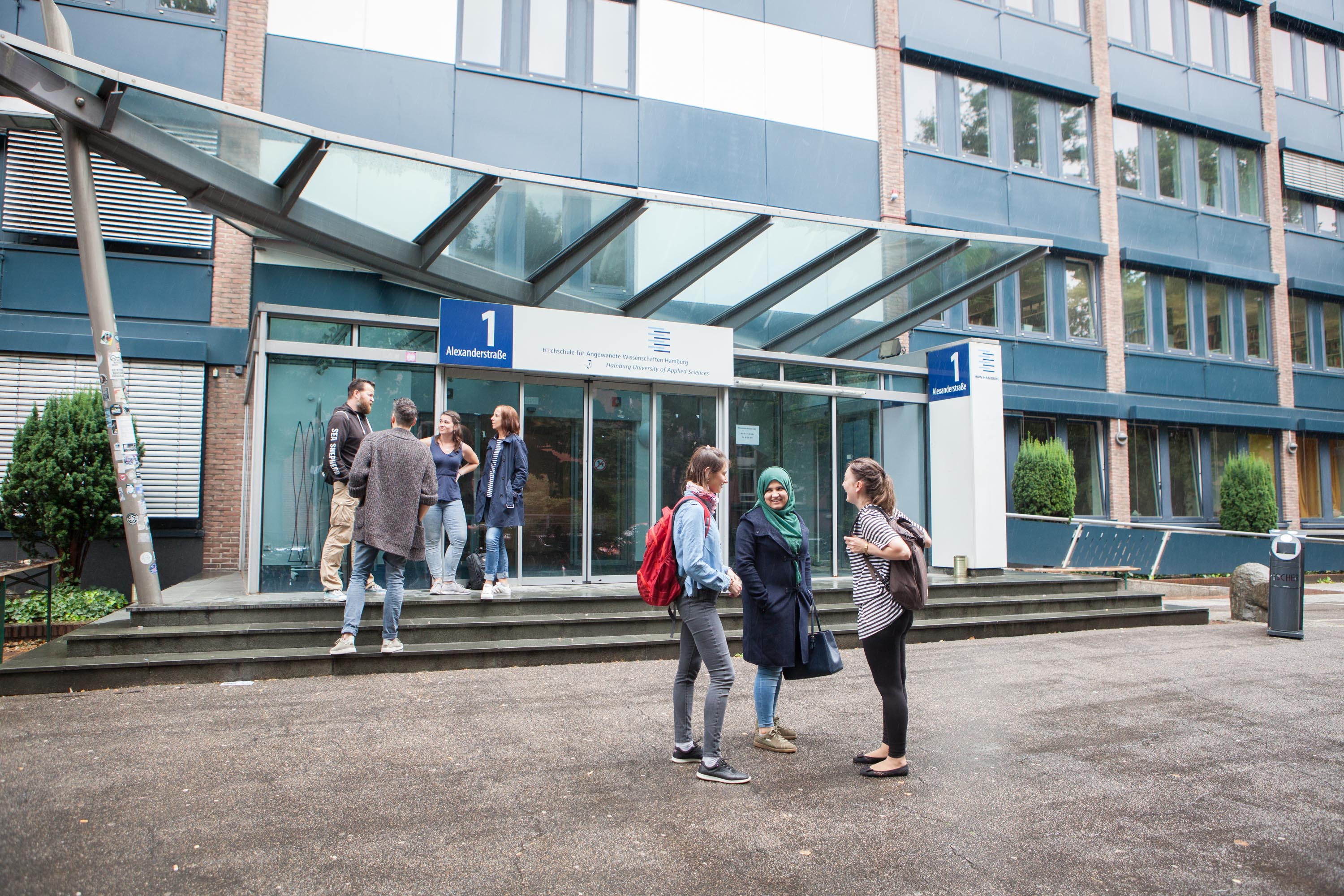 
                Studierende der Sozialen Arbeit an der HAW Hamburg auf dem Campus der Fakultät Wirtchaft und Soziales in der Alexanderstrasse 1, Berliner Tor
            