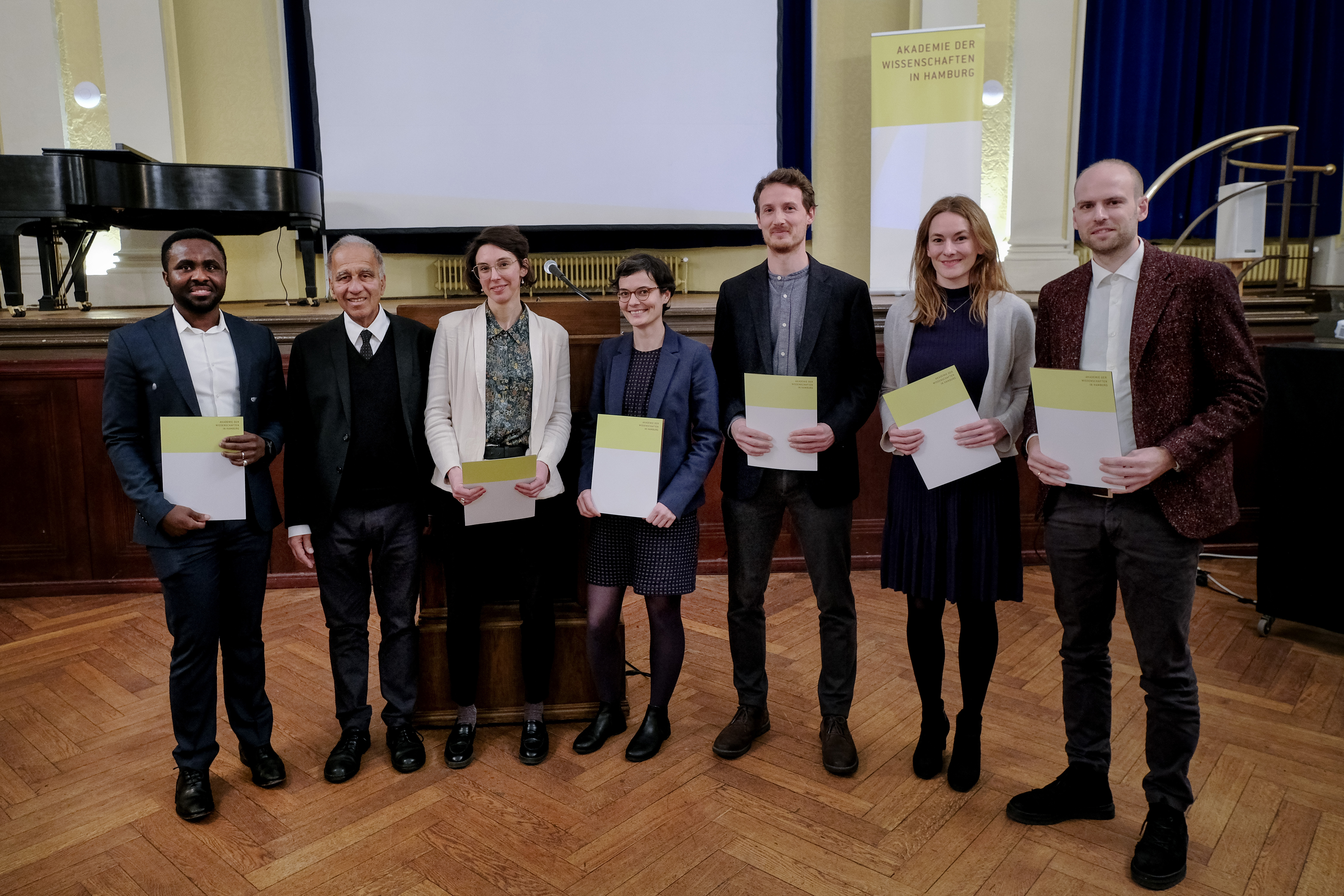 Young Academy Fellows 2023
Die neue Young Academy Fellows der Akademie der Wissenschaften in Hamburg am 17. November 2023 in den Hamburger Mozartsälen.