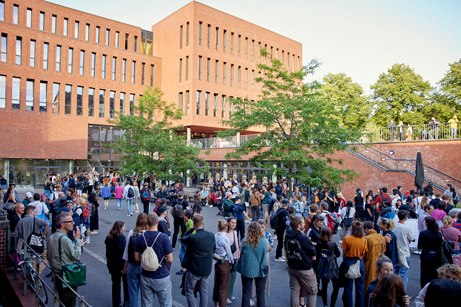 
                Blick auf den gefüllten Campus zum Rundgang Finkenau 2023
            