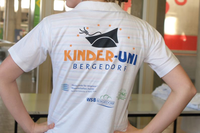 Person mit Kinderuni-T-Shirt