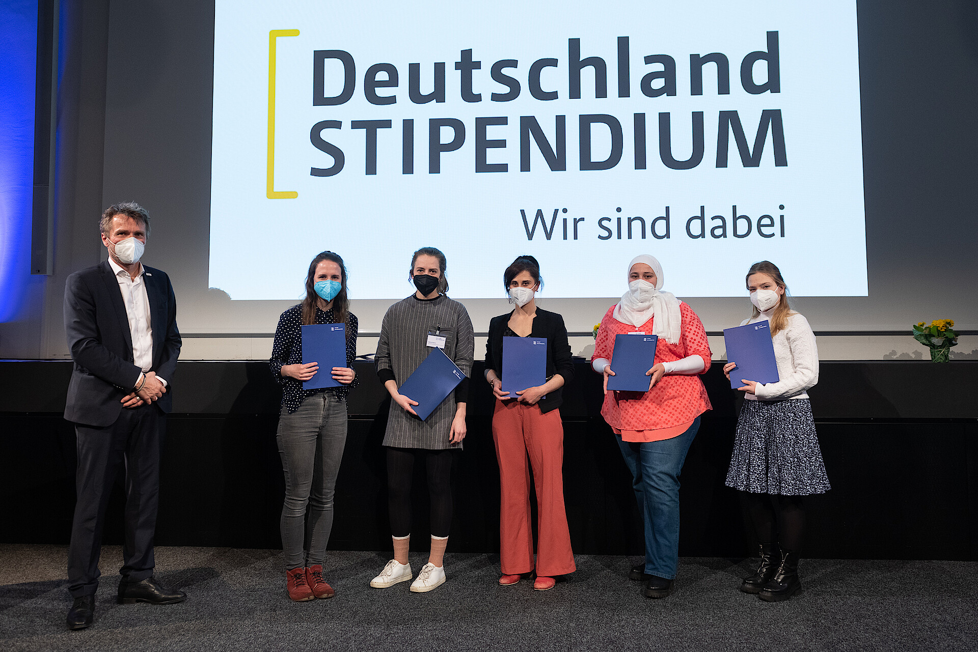 
                                                HAW Hamburg lädt die neuen Deutschlandstipendiat*innen und ihre Förder*innen zur Urkundenvergabe in das Forum Finkenau ein
                                            