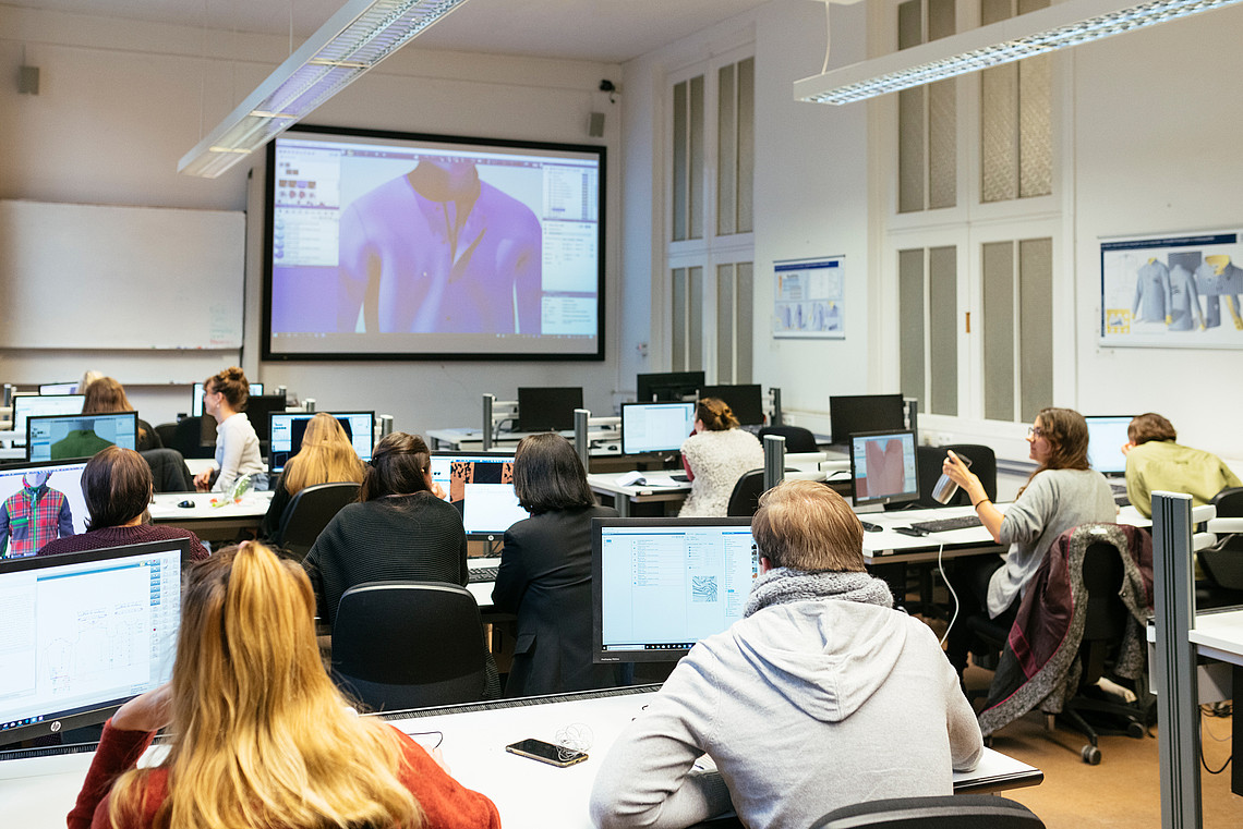 Studierende des Studiengangs Bekleidung - Technik und Management der Fakultät Design im Labor Digitale Produktentwicklung von Bekleidung