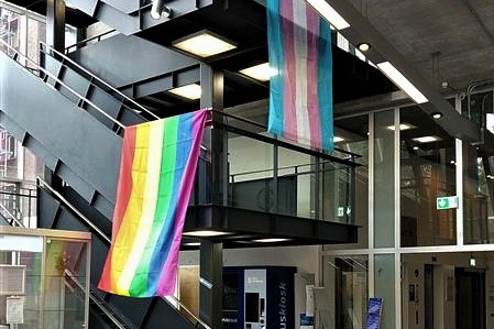 HAW Hamburg Pride Week
Pride-Fahne im Foyer am Campus Berliner Tor