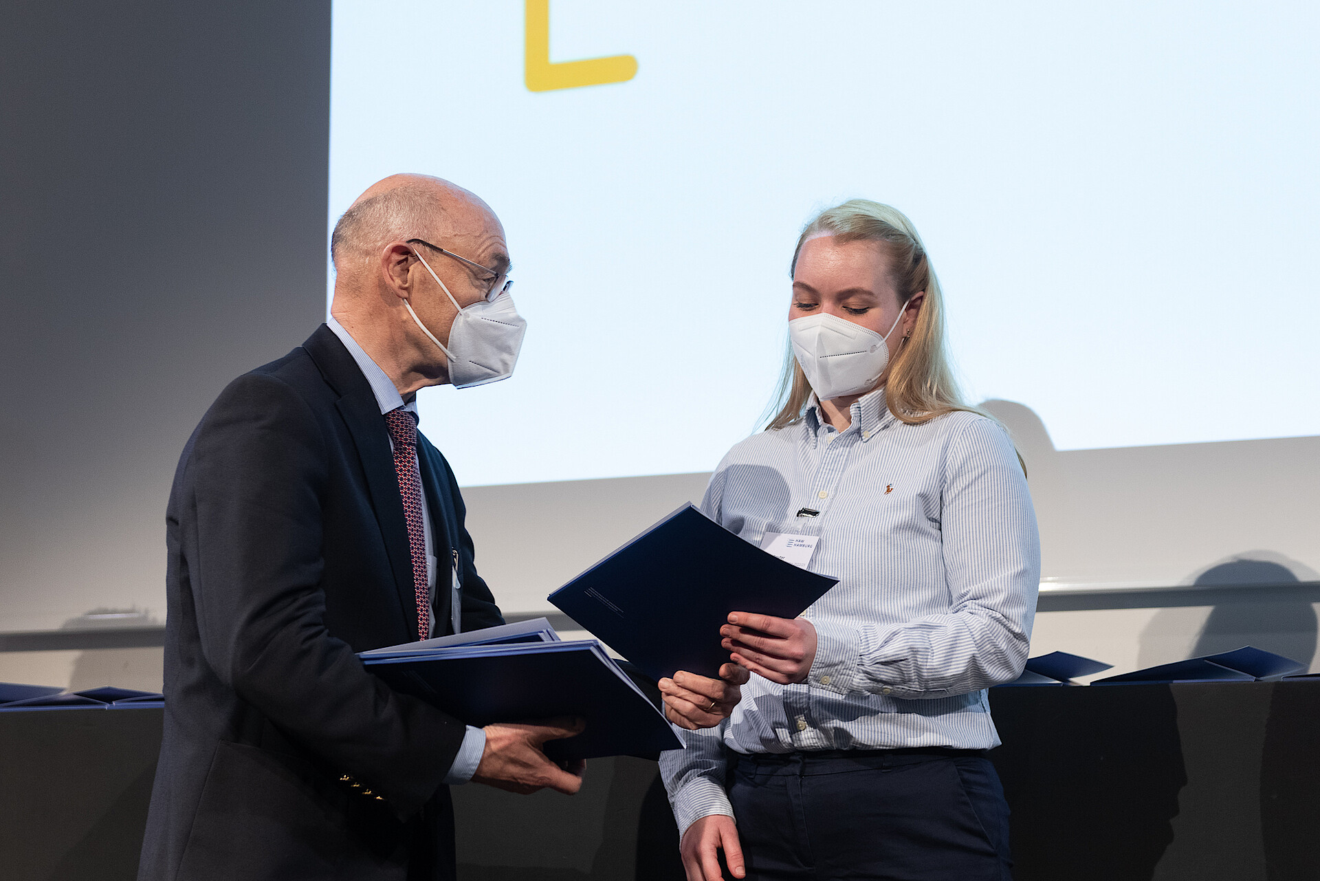 
                                                HAW Hamburg lädt die neuen Deutschlandstipendiat*innen und ihre Förder*innen zur Urkundenvergabe in das Forum Finkenau ein
                                            