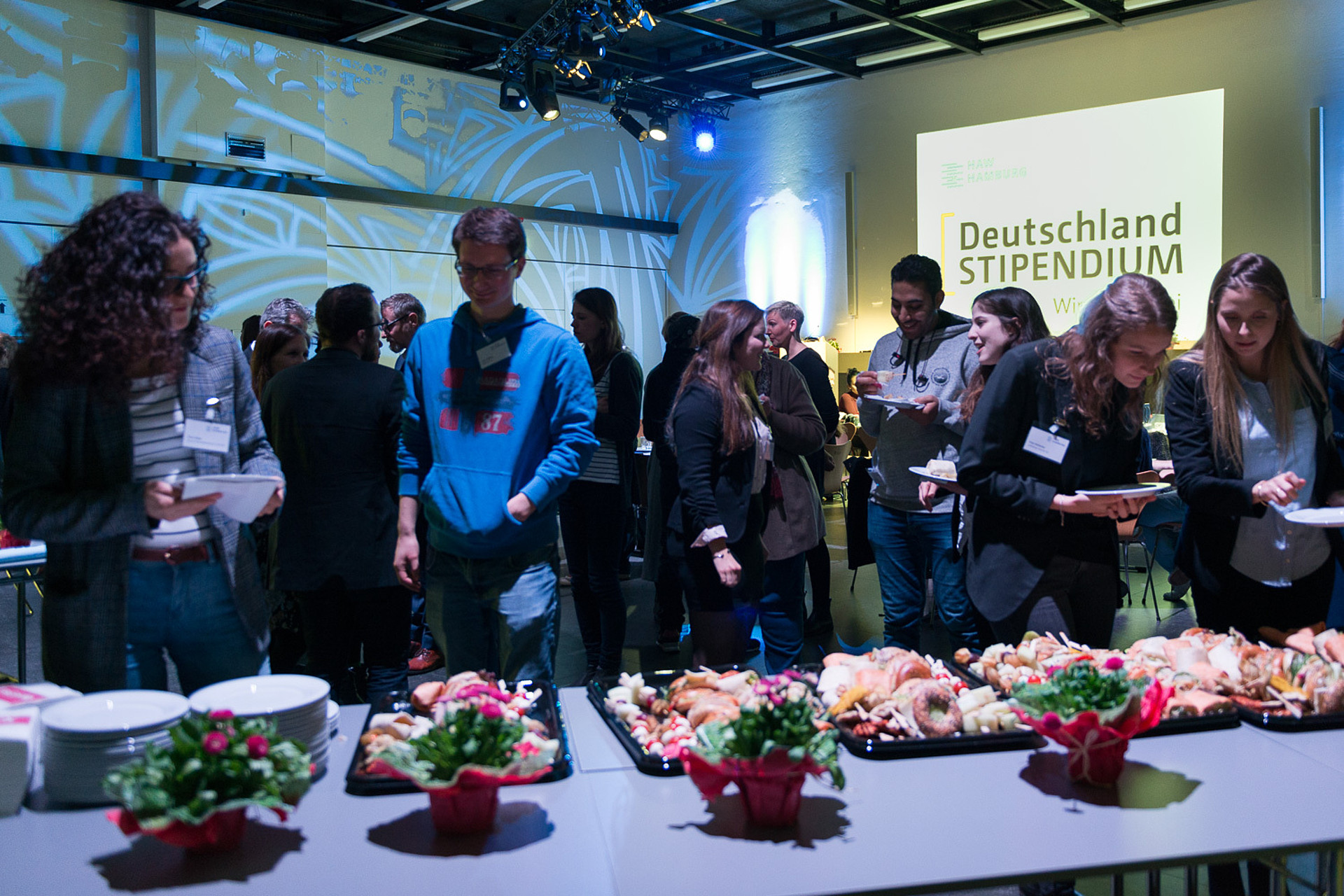 
                                                Die Gäste der Vergabefeier des Deutschlandstipendiums bedienen sich am Buffet
                                            