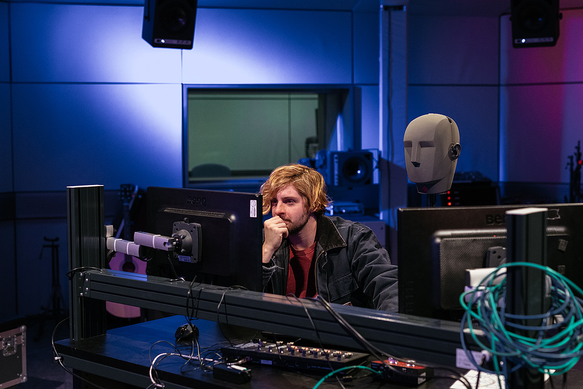 Studierende des Departments Medientechnik im Tonlabor