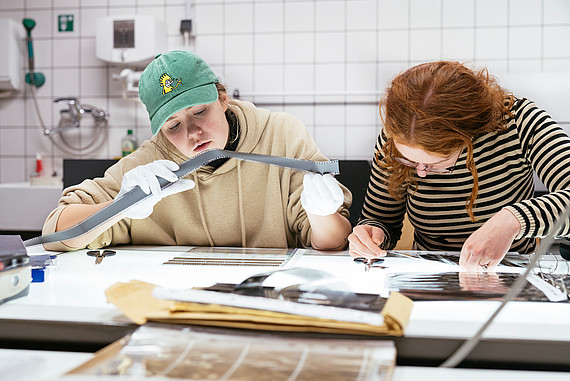 
                                Studierende der Fakultät Design im Fotolabor
                            