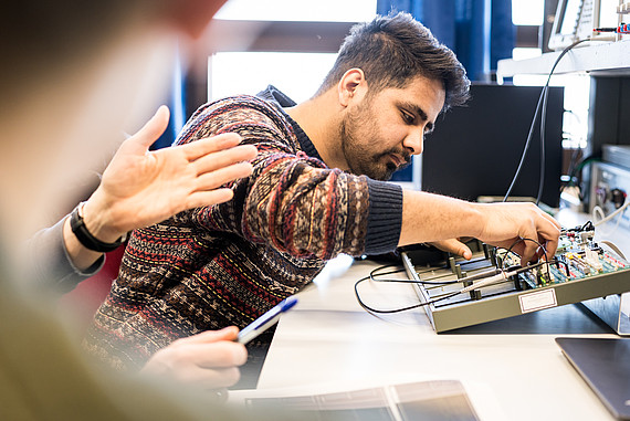 
                                Labor   Prof. Kölzer und  Studierendengruppe, Labor für Digitale Schaltungstechnik
                            