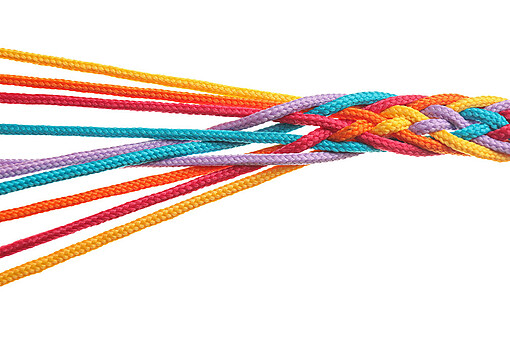 
                Viele verschiedenfarbige Bänder sind am Ende verflochten.
            