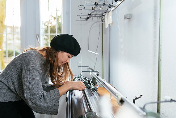 
                                Studierende der Fakultät Design, Medien und Information im Stricklabor
                            