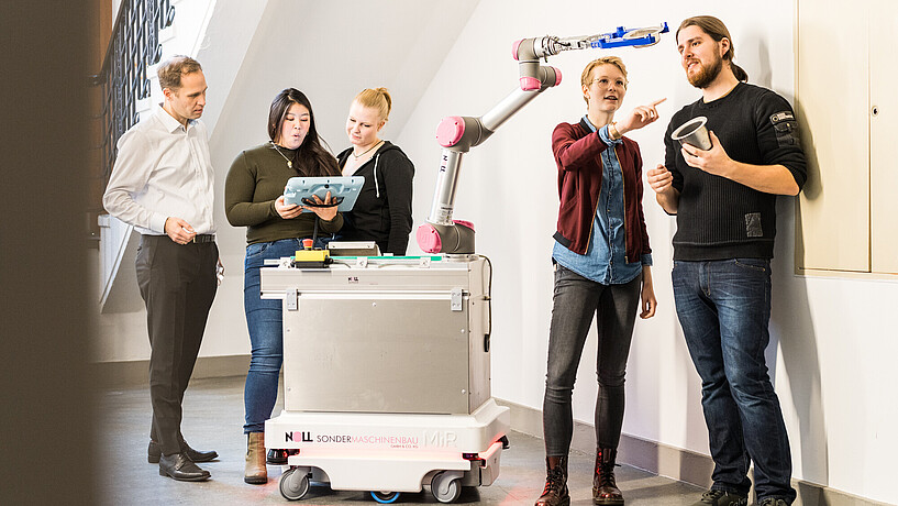 Studierende im Labor für Logistik