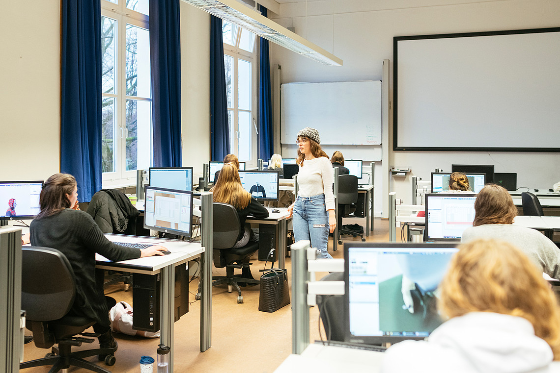 Studierende des Studiengangs Bekleidung - Technik und Management der Fakultät Design im Labor Digitale Produktentwicklung von Bekleidung