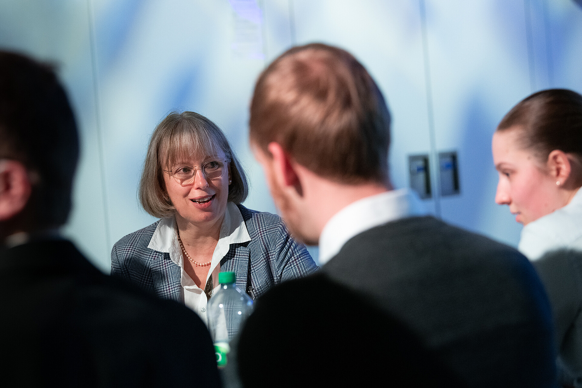 
                                                Stipendiat*innen erhalten die Urkunde zum Erhalt des einjährigen Deutschlandstipendiums
                                            