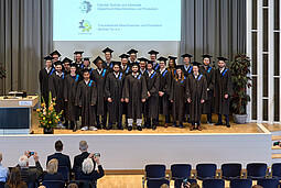 Abschlussfeier SoSe 2025
Gruppenfoto Master-Absolvent*innen im SoSe 2025