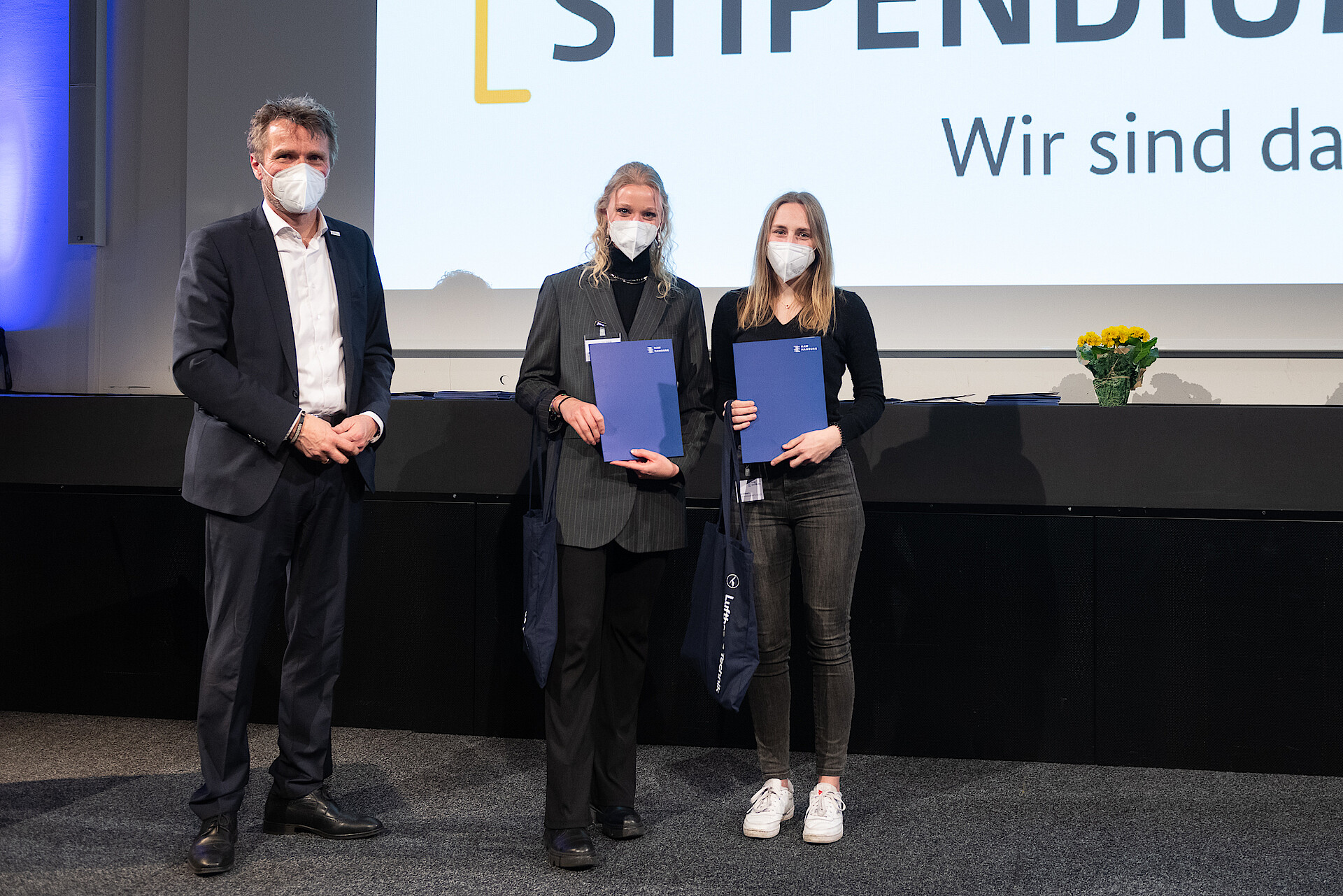 
                                                HAW Hamburg lädt die neuen Deutschlandstipendiat*innen und ihre Förder*innen zur Urkundenvergabe in das Forum Finkenau ein
                                            