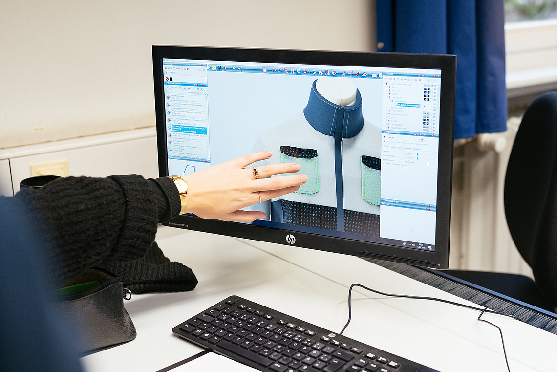 Studierende des Studiengangs Bekleidung - Technik und Management der Fakultät Design im Labor Digitale Produktentwicklung von Bekleidung