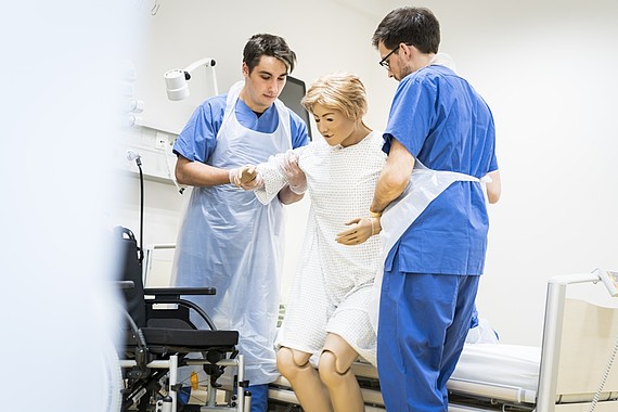 
                                Fakultät Wirtschaft und Soziales, Department Pflege und Management, BA Pflege Dual und IGM, Studierende im Skills Lab
                            