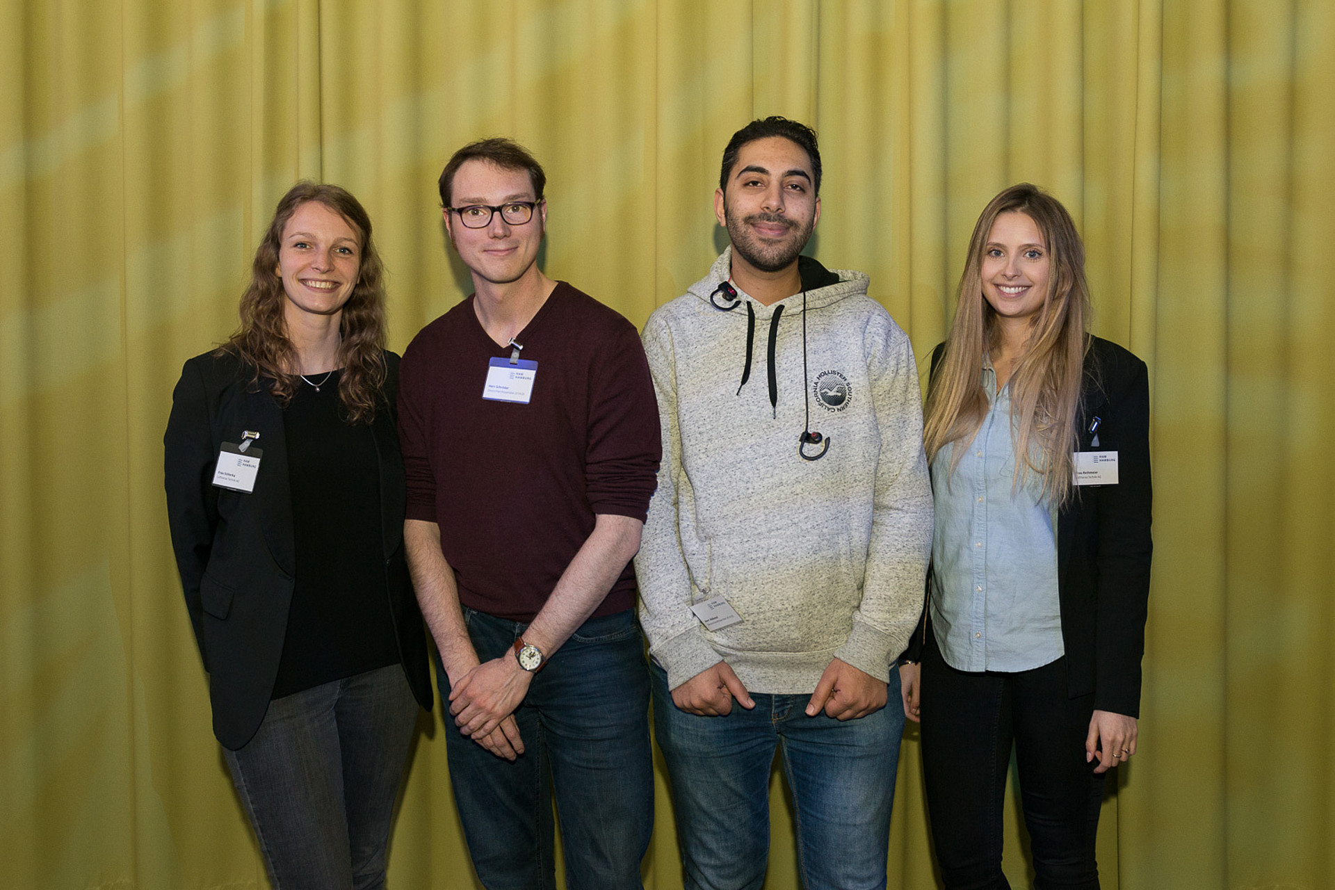 
                                                Vier Deutschlandstipendiat*innen freuen sich über den Erhalt der Förderung
                                            