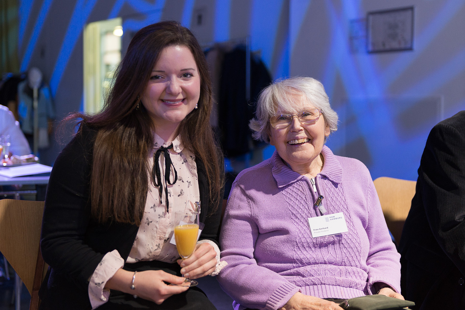 
                                                Eine Stipendiatin lernt ihre Fördererin auf der Vergabefeier des Deutschlandstipendiums kennen
                                            