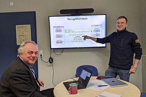 Professor Thomas Schmidt und sein Doktorand Raphael Hiesgen
Professor Thomas Schmidt und sein Doktorand Raphael Hiesgen