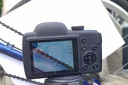 Muss mein Fahrrad in die Werkstatt
Eine Kamera zeigt eine Fahrradkette, die im Hintergrund auf einem Blatt weißem Papier liegt