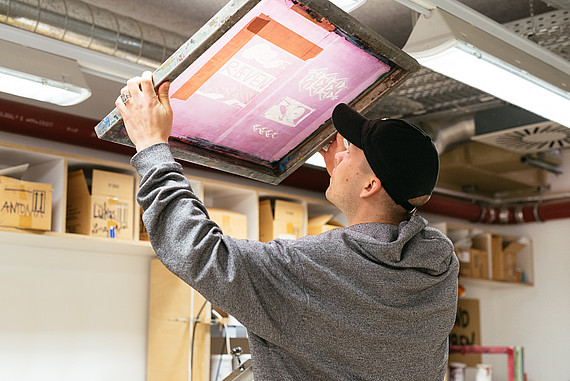 
                                Studierende der Fakultät Design in den Druckwerkstätten
                            