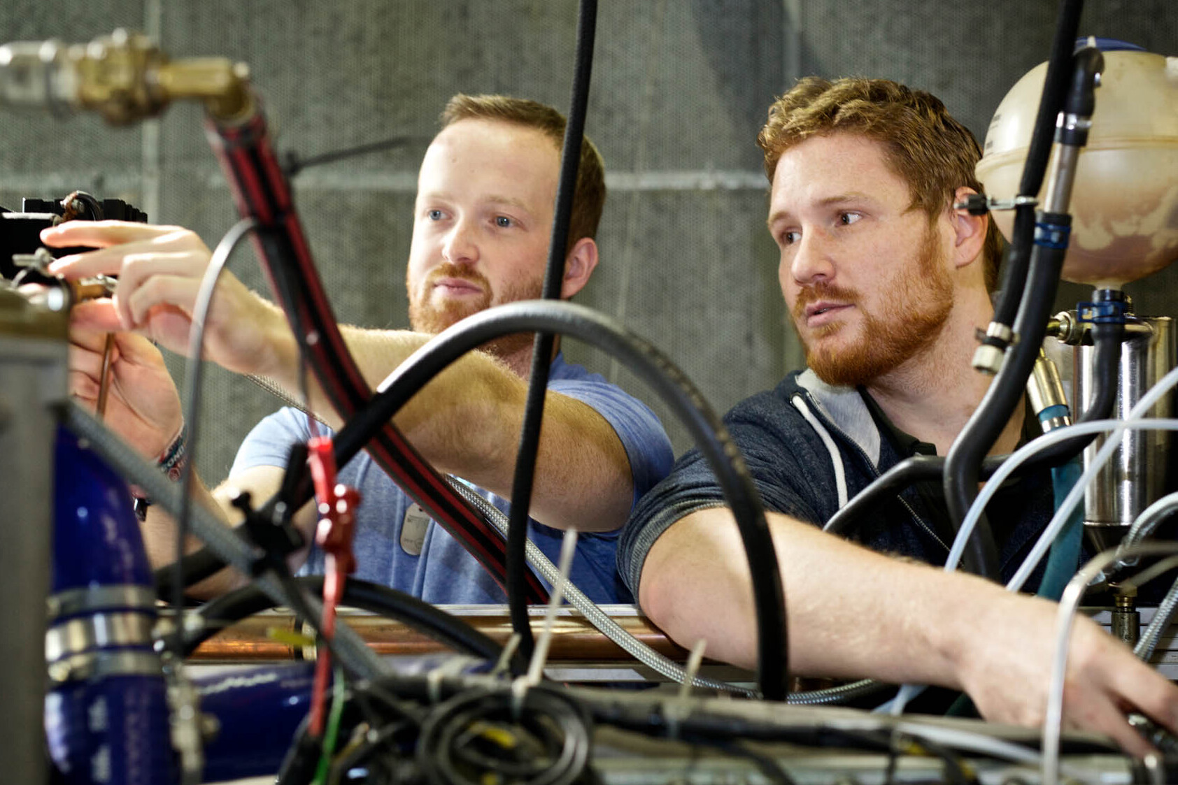 
                Studierende der HAW Hamburg im Fahrzeuglabor
            