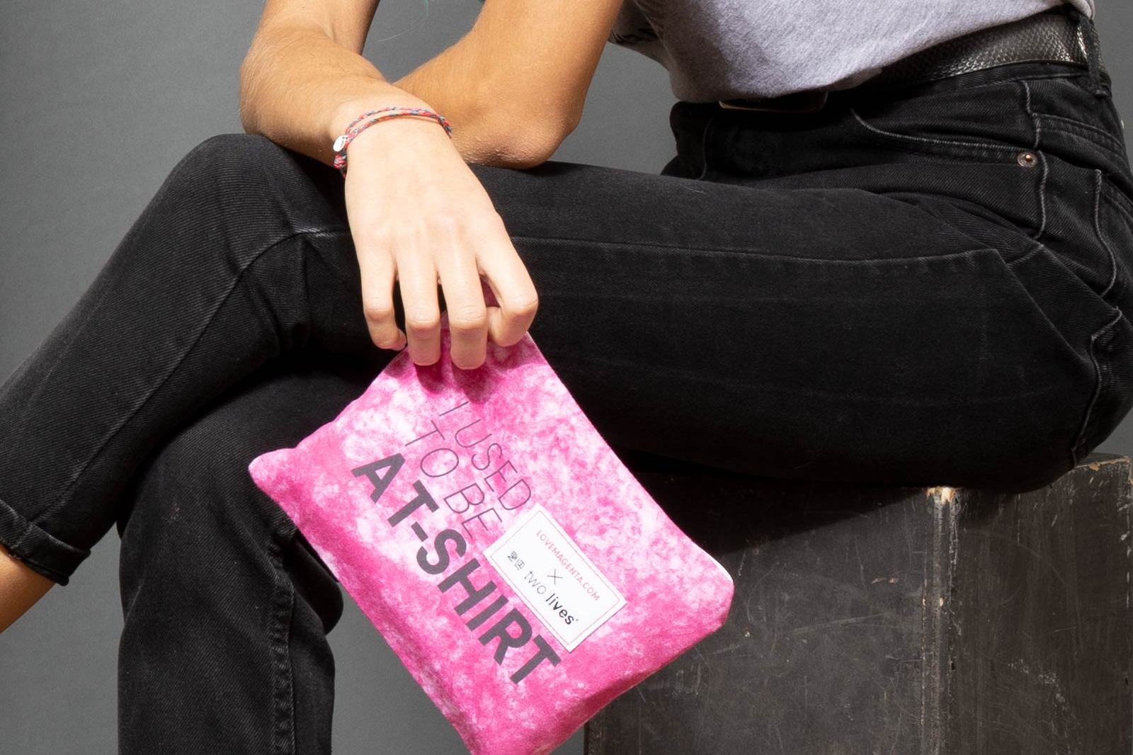 
                Telekom-Täschchen, genäht aus T-Shirt der LOVE MAGENTA-Kollektion.
            