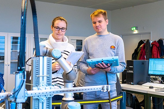 
                                Studenten im Labor für Automatisierungstechnik
                            