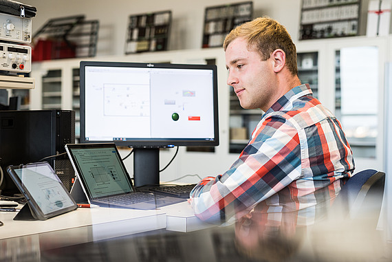
                                Labor für Grundlagen der Elektrotechnik Prof. Mit Studierendengruppe
                            