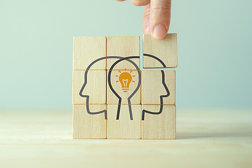 Wissenstransfer und Generationenmanagement in der öffentlichen Verwaltung
Acht Bausteine bilden ein Quadrat. In diesem befinden zwei ineinandergreifende Köpfe, in der Mitte der Köpfe leuchtet eine Glühbirne. Eine Hand fügt den neunten Baustein hinzu.