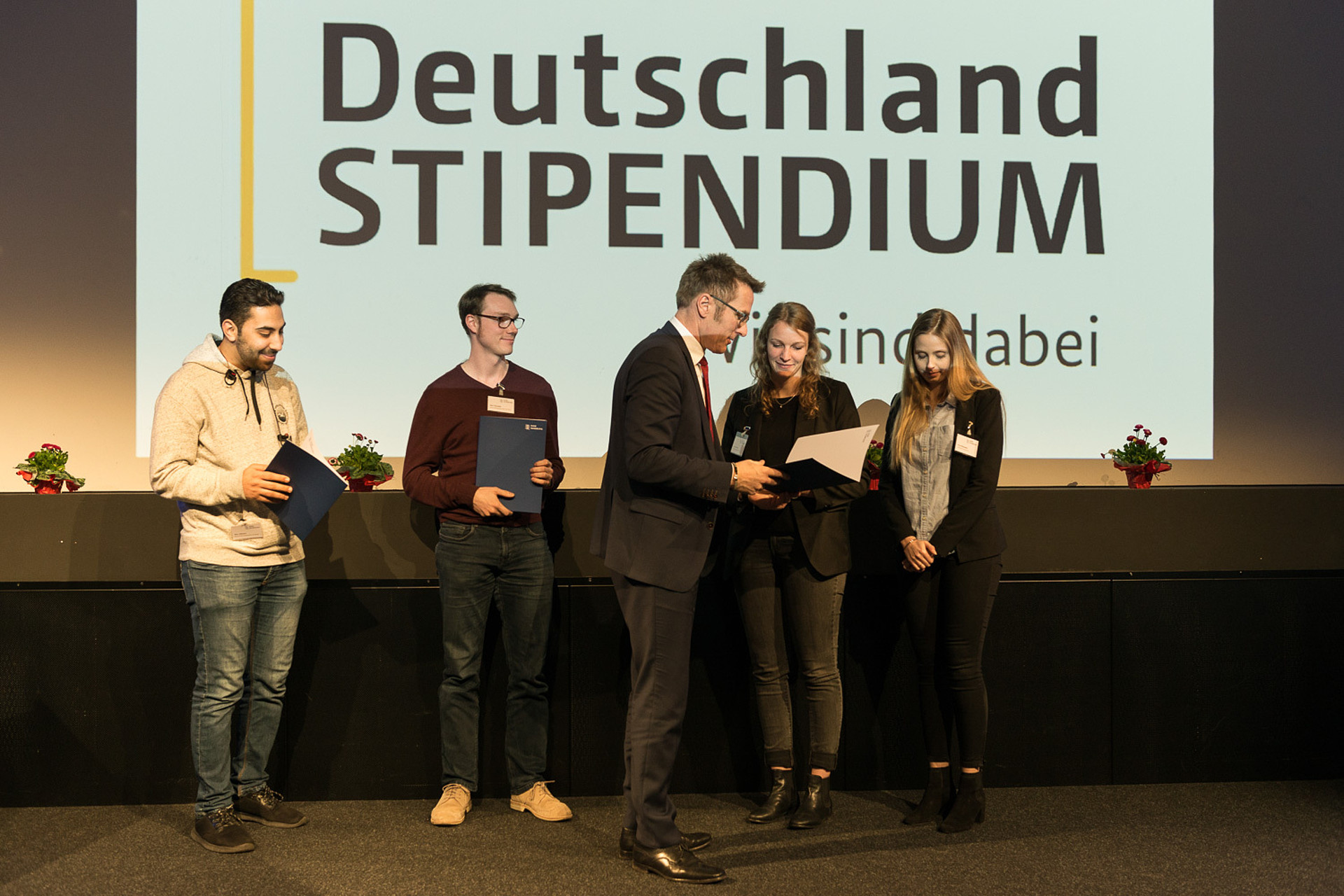 
                                                Hochschulpräsident der HAW Hamburg, Prof. Dr. Micha Teuscher überreicht die Stipendienurkunden
                                            