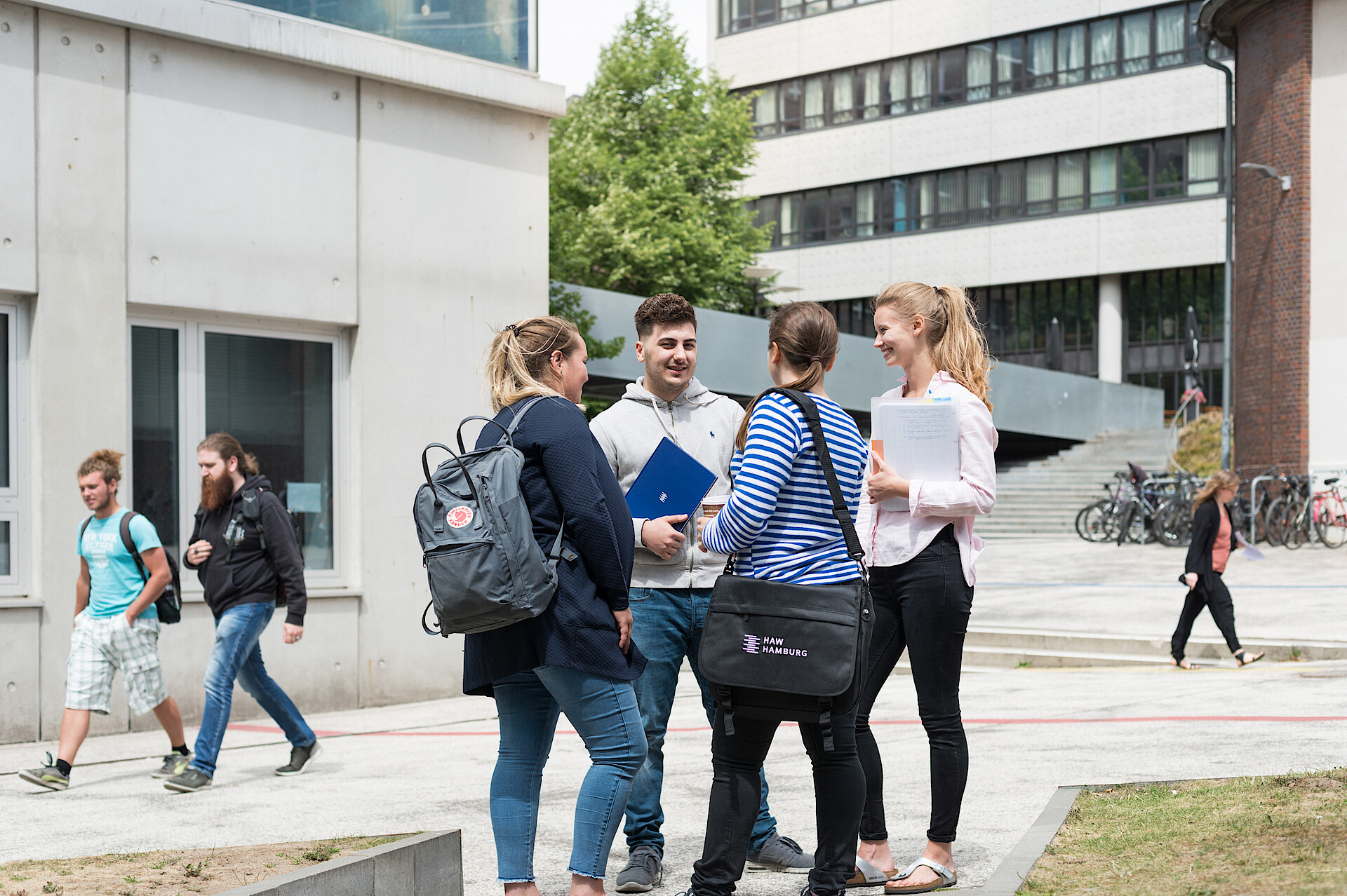 
                                                Campus Berliner Tor mit Studierenden
                                            