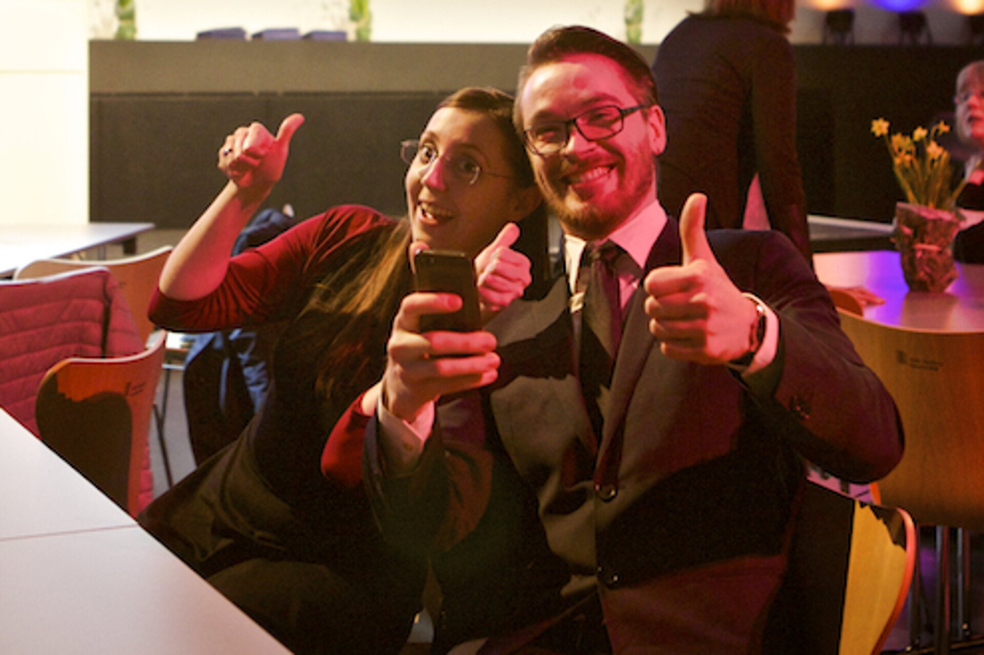 
                                                Zwei Stipendiat*innen freuen sich über den Erhalt des Deutschlandstipendiums
                                            