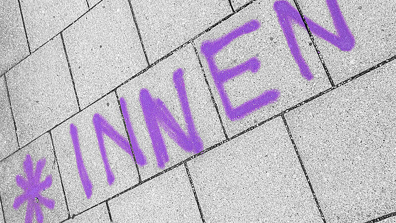 Gendersprache Pflastersteine, auf denen "*innen" steht.