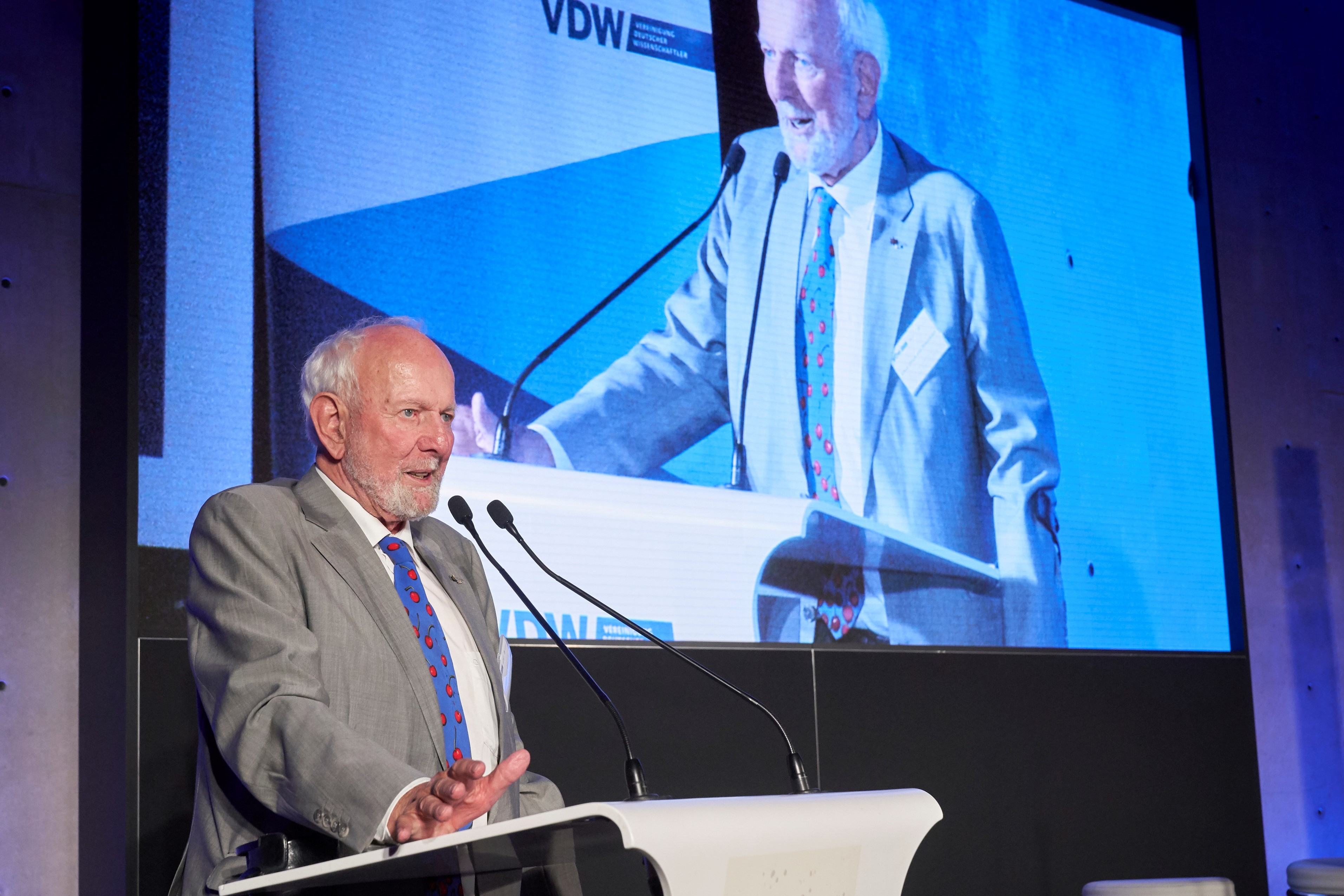 Ernst_Ulrich_von_Weizsäcker
Prof. Ernst Ulrich von Weizsäcker auf dem Symposium zu seinem 80. Geburtstag