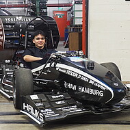 
                                Student in einem Rennwagen
                            