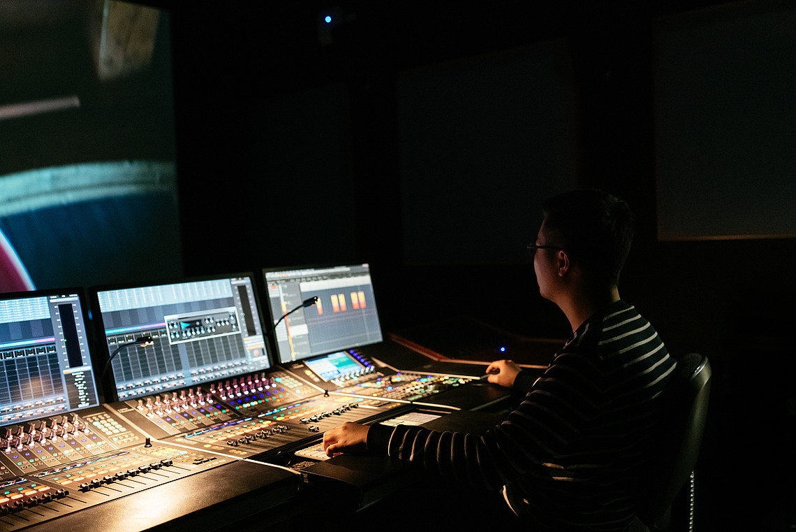 Studierende des Departments Medientechnik im Tonlabor