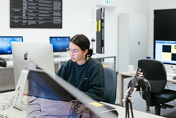 
                                Studierende des Departments DMI im Computerlabor
                            