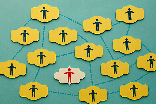 
                Schwarze Personen auf gelben Karten sind miteinander verbunden. Eine rote Person auf einer weißen Karte befindet sich in der Mitte ohne Verbindung.
            