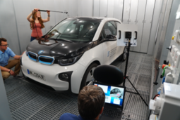 
                Messung der Schallabstrahlung  an einem Elektrofahrzeug im Akustilabor
            