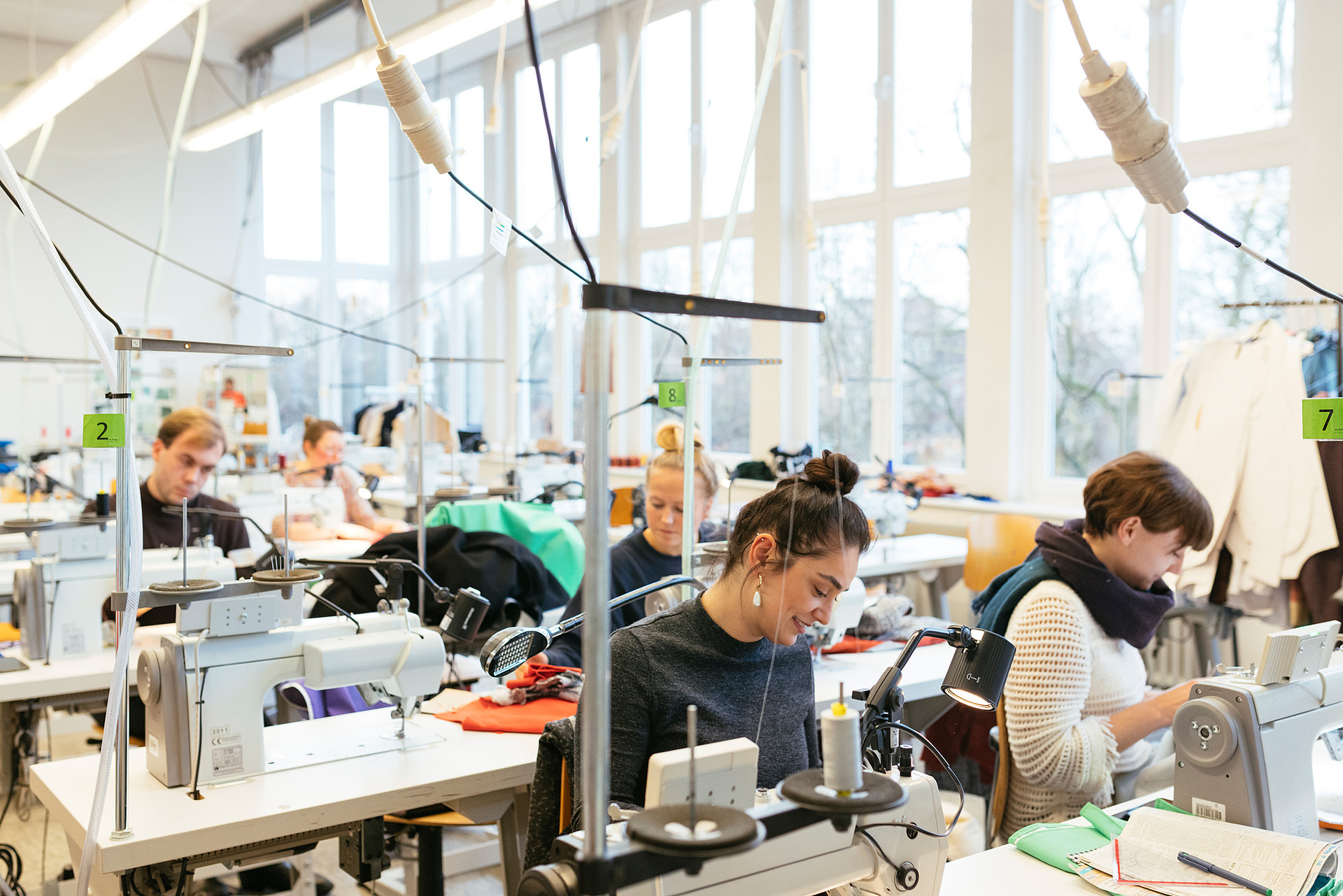 
                                                Studierende des Studiengangs Bekleidung - Technik und Management des Depatments Design im Labor Fertigungstechnik
                                            