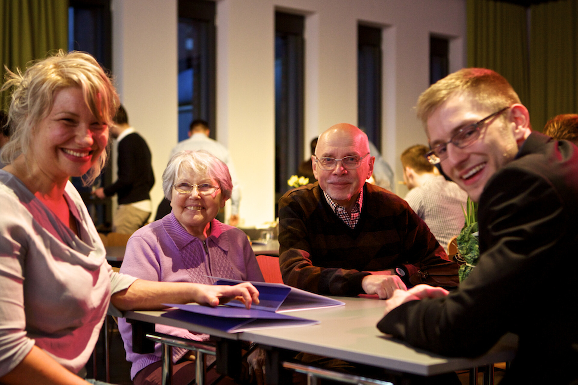 
                                                Auf der Vergabefeier des Deutschlandstipendiums kommen Stipendiat*innen und Förder*innen ins Gespräch
                                            