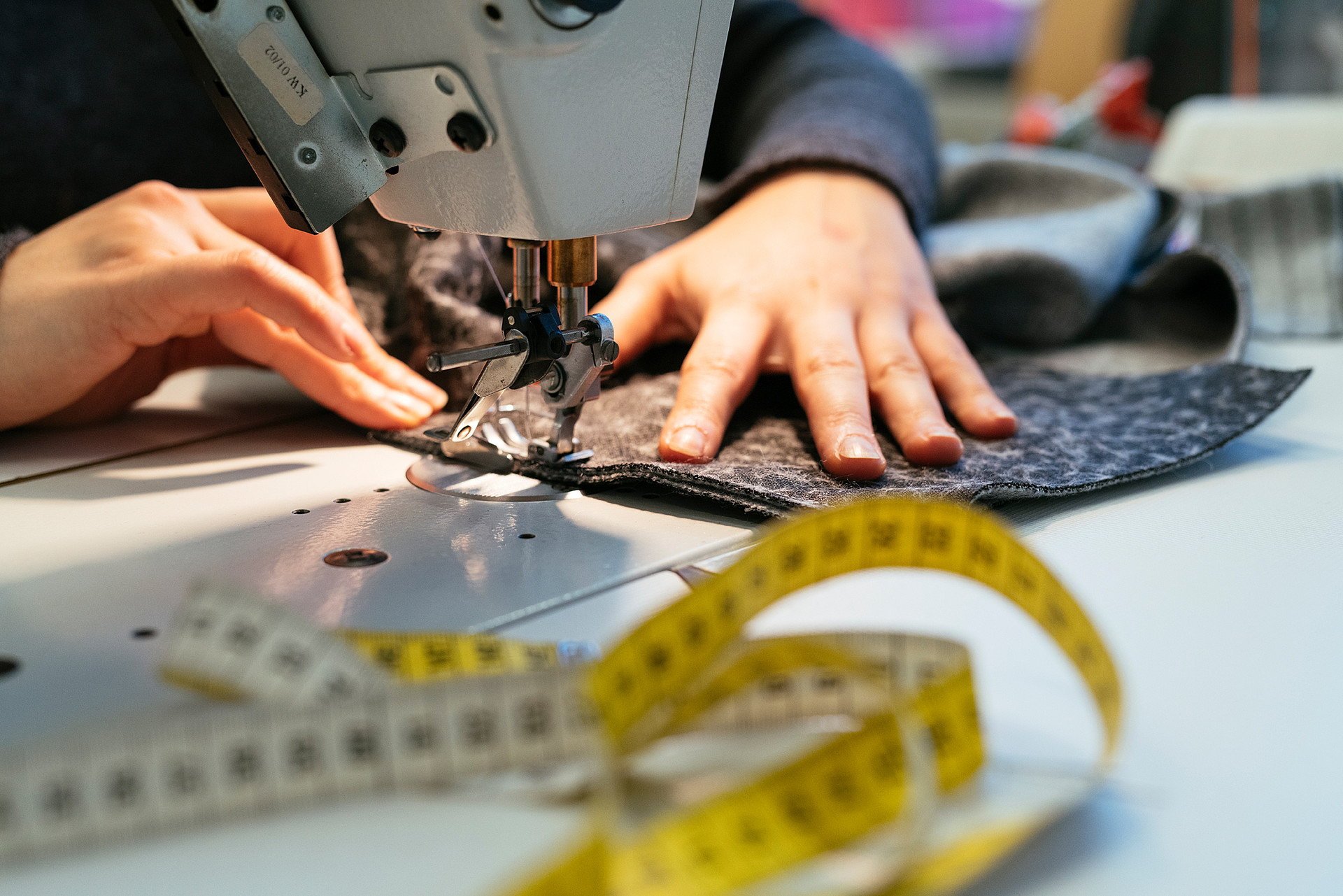 
                                                Studierende des Studiengangs Bekleidung - Technik und Management des Depatments Design im Labor Fertigungstechnik
                                            