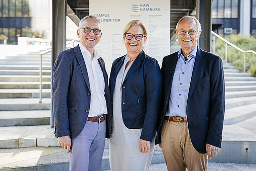 Dittmer, Lohrentz, Kottkamp
V.l.n.r.: Dr. Lothar Dittmer (neuer Hochschulratsvorsitzender), Prof. Dr. Ute Lohrentz (Präsidentin), Prof. Dr.-Ing. Eckart Kottkamp (ehemaliger Hochschulratsvorsitzender)