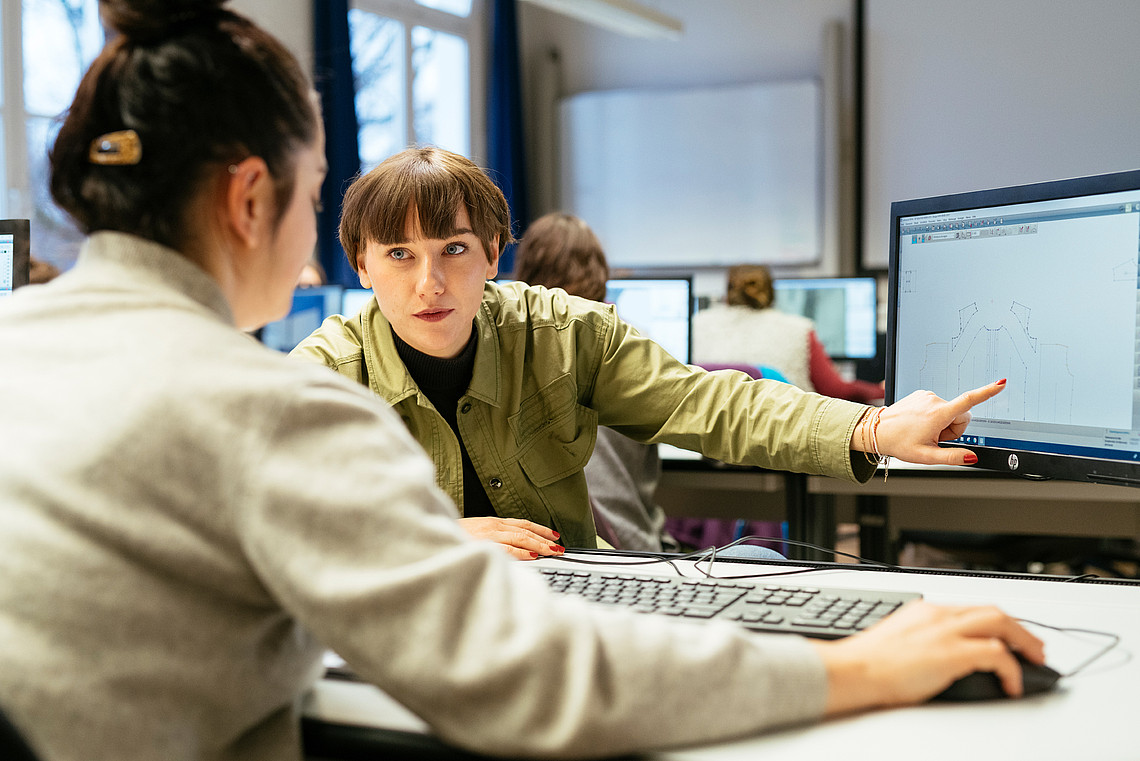 Studierende des Studiengangs Bekleidung - Technik und Management der Fakultät Design im Labor Digitale Produktentwicklung von Bekleidung