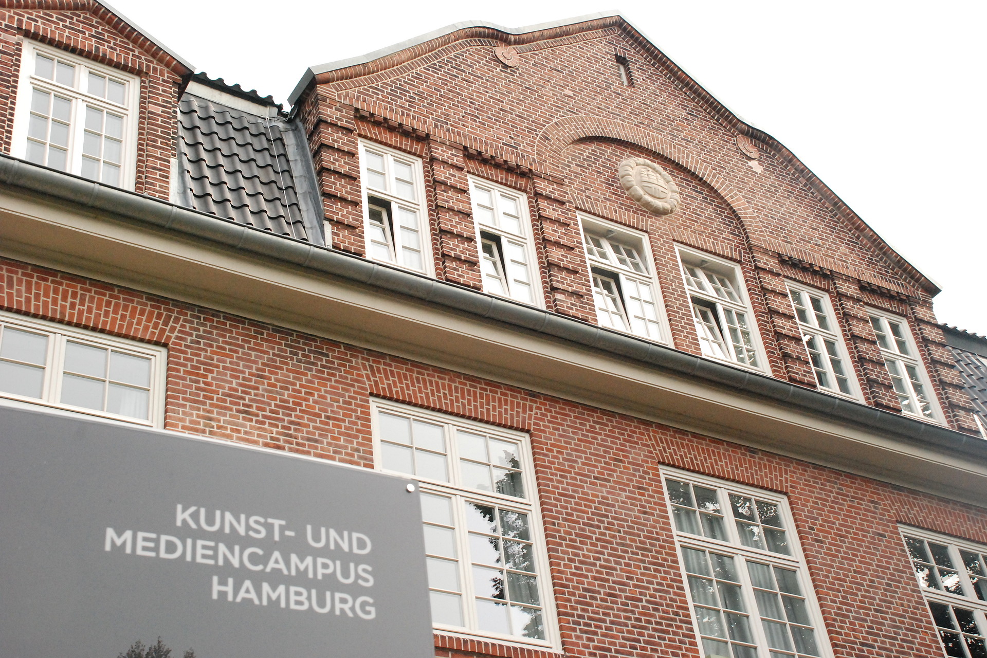 
                                                Kunst- und Mediencampus Hamburg, Haupteingang
                                            