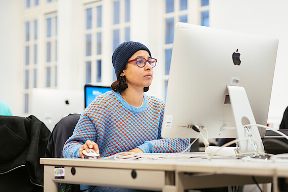 
                                Studierende der Fakultät Design, Medien und Information im Computerlabor
                            