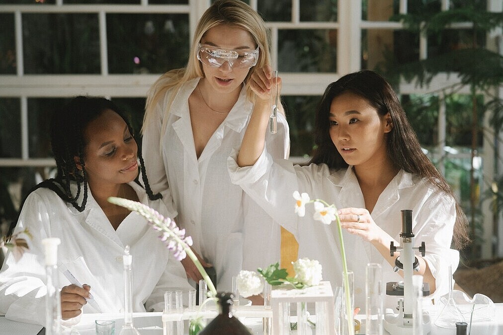 Yaroslav Shuraev
Drei Wissenschaftlerinnen/Gründerinnen