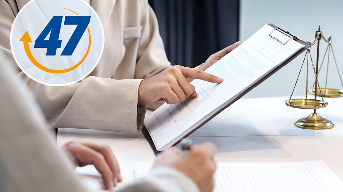 Finger auf Blatt Papier in einem Klemmbrett über einer Waage. Oben links befindet sich ein Kreis mit der Zahl 47.